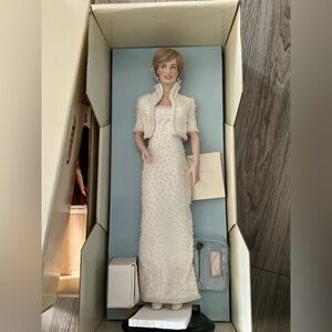 MIB Franklin Mint Princess Diana Porcelain Doll w/stand & Crown